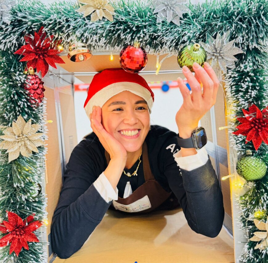 A child posing in the Christmas photobooth